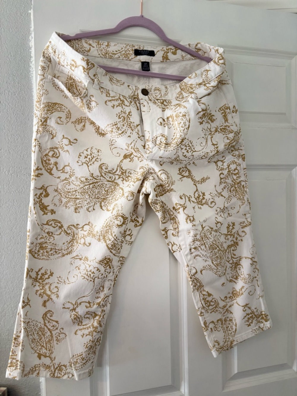 Chaps White and Gold Paisley Capri Pants